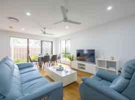 Brand new 4beds home Minutes from M1 and Local Shops，位于Rochedale的酒店