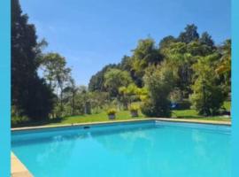 Sítio Gramado Sarapuí, lazer, conforto e diversão，位于Alambari的酒店