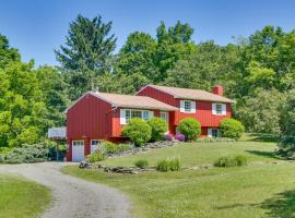 Hudson Valley Horse Farm Retreat in Salt Point，位于Salt Point的酒店