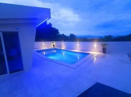 Luxury Villa with Jacuzzi and Swimming pool