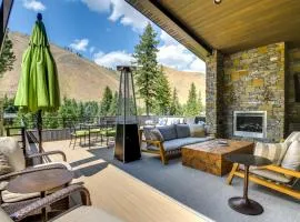 Luxury Alpine Home with Hot Tub 1 Mi to Sun Valley!