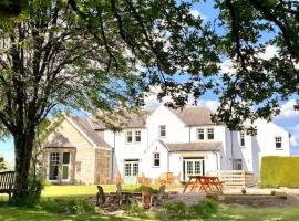 Luxury Ayrshire Country House 9 Bed All Ensuite Hot Tub Sauna Garden，位于Maybole的酒店