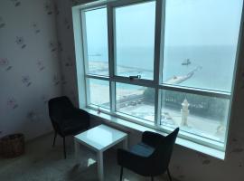 Luxury Sea View Amazing Room Double Bed - ROOM INSIDE APARTMENT，位于阿吉曼的酒店