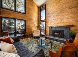 Amazing Pineview Hideaway with Hot Tub and Stunning Views