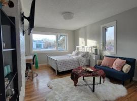 Heart to Downtown - Bright and Sunny Ultra Premium Queen bedroom，位于卡尔加里的民宿
