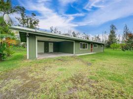 Pahoa Home with Fenced-In Yard Near Hilo and Parks，位于Hawaiian Paradise Park的酒店