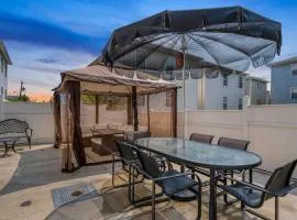 Newark Gem 6BR, 5BA - Sleeps 20 - Walk to Prudential Center and Newark Penn Station, Near EWR and American Dream Mall, includes Parking - WiFi - Laundry - Backyard - Gym