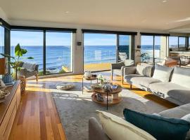 Ava - Luxe Oceanfront Beach House，位于Falmouth的酒店