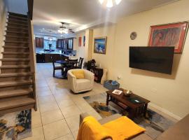 Live Like A Local In This Chic Maraval Townhouse，位于西班牙港的酒店