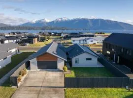 Pounamu Retreat - Te Anau Holiday Home