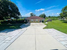 3Bed 2Bath Spacious-LakeHomeAceLoc4milesLEGOLAND，位于Cypress Gardens的酒店