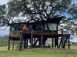 Hangar 5 La Casita del Arbol，位于San Lucas del Pulque的酒店