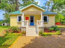 Updated Damascus Cottage on Appalachian Trail!，位于Damascus的酒店