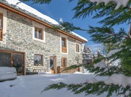 L'Oisans Bleu chalet pied des pistes Alpe d'Huez，位于于埃的酒店