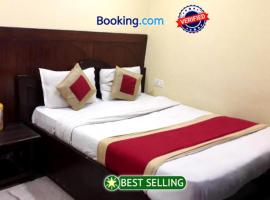 Hotel Flatties Mall Road Nainital-Near Lake View point，位于奈尼塔尔的酒店