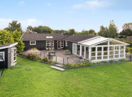 5 Bedroom Amazing Home In Jægerspris，位于Jægerspris的酒店