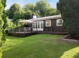 Two-Bedroom Pet Friendly Home In Holbæk，位于霍尔拜克的酒店