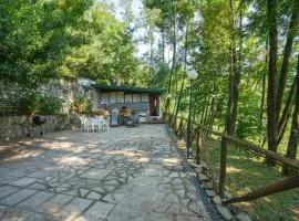 Stunning Home In Ne With Kitchen