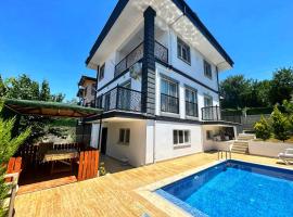 Villa Aksu , Tam Donanımlı Havuzlu Tatil Evi Tesisimiz Muhafazakar Ailelere Yönelliktir，位于Doger Koyu的酒店