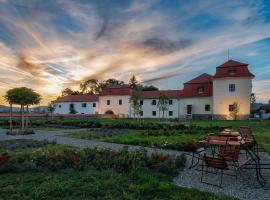 Ugron Castle Fiatfalva，位于Cristuru Secuiesc的酒店