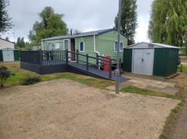 Static 6 Bed Caravan at Billing Aquadrome，位于Great Billing的度假园