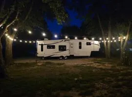 Lakefront w Fire Pit, Lake Fun, and Horse Feeding