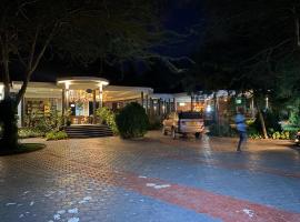 Boloti Camp Resort，位于Bondeni Boloti的酒店