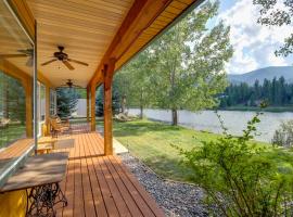 Clark Fork Riverfront Home with Dock!，位于Thompson Falls的酒店