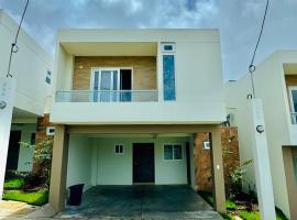 Casa condominio bosques de Santa Elena，位于El Durazno的酒店