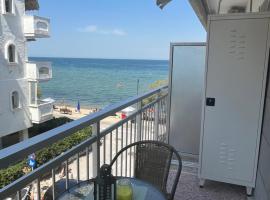 Irene Beach Front Luxury Suite，位于佩雷亚的酒店