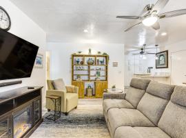 Oceanside Condo with Pool and Hot Tub Access!，位于奥欣赛德的酒店