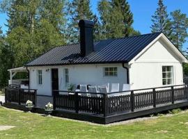 Mysigt hus n&auml;ra hav och skog p&aring; h&auml;rliga Aln&ouml;，位于Aln&ouml;n的住宿