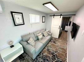 1Bed 1Bath Container Home Centrally Located，位于Cypress Gardens的酒店