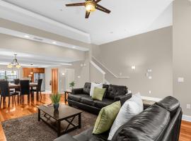 4BR Disney Family Townhouse Resort in Orlando - with Resort Pool, Gym, Games, & Jacuzzi，位于奥兰多的酒店