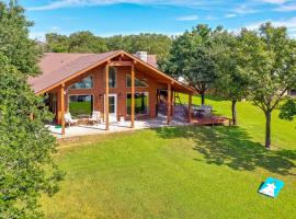 Rhodes Retreat with Dock on Cedar Creek Lake!，位于Malakoff的酒店