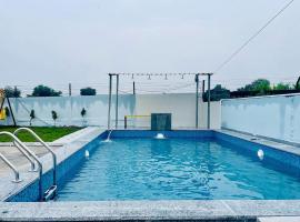 Aqua Lagoon Villa by Secret Turtle Pvt Pool Private Lawn，位于Secunderabad的酒店