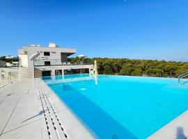Luxury sea view apartment Makarska with pool，位于马卡尔斯卡的酒店