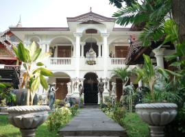 Rumah Pesik Art Heritage，位于Gondowulung的酒店