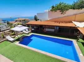 Happiness Chalet with Heated Swimming Pool，位于阿德耶的木屋