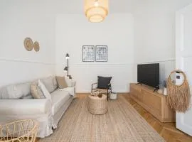 Empire Echo 2-BDR Apartment