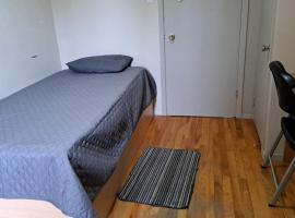 Le1226-Private Room 2 with Free WIFI and Parking，位于埃德门兹顿的酒店