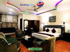 Hotel Moon Nainital - Parking and Lift Facilities，位于奈尼塔尔的酒店