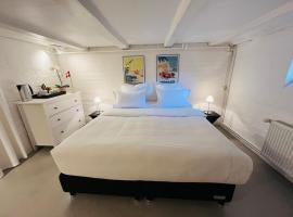 Room with private bathroom, 10-15 min to Copenhagen，位于Søborg的酒店