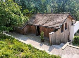 Lovely Home In Sonlez With Sauna，位于Sonlez的带按摩浴缸的酒店