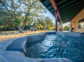 Country Cowboy Hot Tub Hideaway on 20 Acres，位于博雷戈斯普林斯的酒店