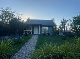 Cozy holiday house with sauna and entertainment，位于Puskelniai的宠物友好酒店