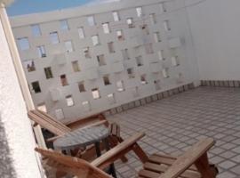Habitacion privada con terrraza，位于华雷斯城的民宿