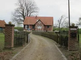 Haus Elbrose inmitten von Rosen mit Elbdeichzugang