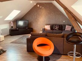 CHAMBRE et JARDIN Village au bord de l eau Cour et Garage privés，位于Marcilly-sur-Seine的酒店