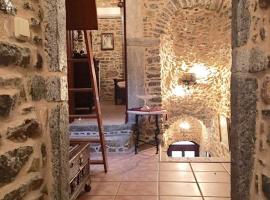 Medieval Double Storey Stone House in Pyrgi Chios，位于Pyrgi的酒店